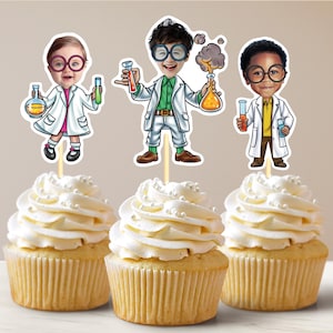 Pode incluir: Três cupcakes cobertos com glacê branco e granulado de pérolas, cada um com um topper de cientista de desenho animado. Os cientistas usam jalecos e seguram béqueres. O fundo é bege claro.