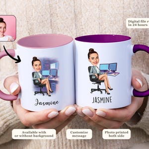 Op de afbeelding: Twee witte keramische mokken met roze en paarse binnenranden. De mokken hebben een cartoonillustratie van een persoon die aan een bureau zit met een computer. De tekst "Jasmine" staat op de mokken gedrukt.