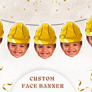 Puede incluir: Una pancarta de caras personalizada con cinco caras sonrientes que llevan cascos de construcción amarillos. La pancarta está ensartada con una cuerda gris y decorada con confeti y cintas doradas. El texto "CUSTOM FACE BANNER" se muestra en la parte inferior.