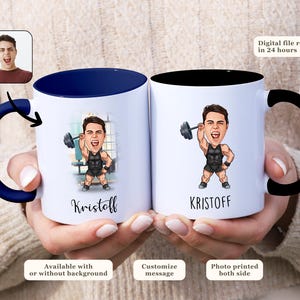 Pode incluir: Uma caneca de cerâmica branca com uma borda azul e uma alça preta. A caneca apresenta uma ilustração de desenho animado de uma pessoa levantando pesos com o nome "Kristoff" impresso abaixo. A caneca está disponível com ou sem fundo e pode ser personalizada com uma mensagem. A caneca é impressa em ambos os lados.