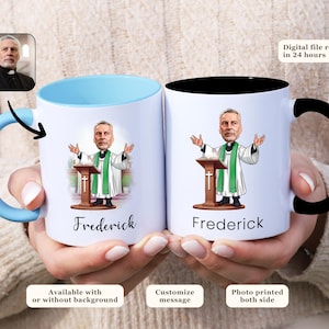 Puede incluir: Una taza de cerámica blanca con interior azul y asa negra. La taza presenta una ilustración de dibujos animados de una persona con una túnica de sacerdote de pie en un podio. El texto "Frederick" está impreso en la taza. La taza está sostenida por las manos de una persona.