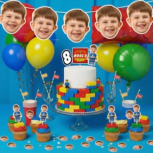 Peut inclure: Une scène de fête d'anniversaire avec un gâteau décoré pour ressembler à des blocs de construction. Le gâteau est entouré de ballons, de petits gâteaux et de décorations sur le thème des Lego. Le dessus du gâteau indique "Noel's Birthday Party".