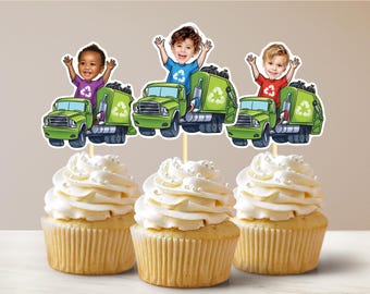 Può includere: Tre cupcake con camioncini della spazzatura verdi e facce di bambini in cima. I camioncini hanno simboli di riciclaggio.
