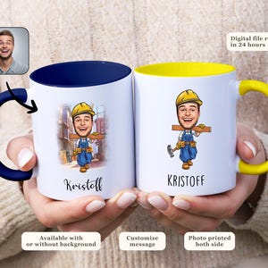 Könnte beinhalten: Zwei weiße Keramikbecher mit individuellen Illustrationen eines Bauarbeiters. Ein Becher hat einen marineblauen Griff und Innenraum, der andere einen gelben Griff und Innenraum. Die Becher tragen den Namen "Kristoff" und den Text "Digital file ready in 24 hours".