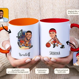 Può includere: Due tazze in ceramica bianca con illustrazioni a tema basket e nomi personalizzati. Una tazza ha un manico e un interno arancione, l'altra ha un manico e un interno rosso. È visibile anche il testo "Digital file ready in 24 hours".