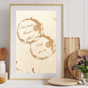 Peut inclure: Une impression encadrée avec un motif de tache de café. L'impression présente le texte "Comment aimez-vous votre café ? Avec vous..."