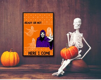 以下が含まれることがあります： ハロウィーンをテーマにしたアートワーク。 「READY OR NOT HERE I COME」というテキストと死神のイラストが描かれた額入りのポスター。白い骸骨がカボチャの隣に座っており、左側にもう1つカボチャがあります。
