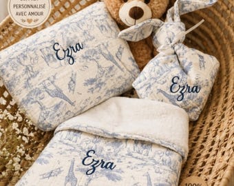 Set regalo personalizzato per neonati: trousse, peluche e copertina in garza di cotone. Regalo unico per neonati: nome ricamato, stile safari o tinta unita.