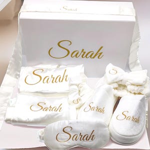 Coffret BRIDE personnalisée, PEIGNOIR et NUISETTE en satin, cadeau futurs mariés, cadeau, boite personnalisée, coffret cadeau pour mariée