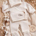 Personalized baby outfit | Embroidered baby knit outfit with name | Outfit 0-3 months | Baby girl/boy gift idea product logo