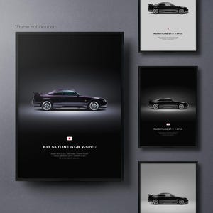 Könnte beinhalten: Gerahmte Kunstdrucke mit einem dunkelvioletten R33 Skyline GT-R V-Spec-Auto. Die Drucke zeigen das Seitenprofil des Autos mit dem Text "R33 SKYLINE GT-R V-SPEC" und einer japanischen Flagge. Der Rahmen ist nicht enthalten.