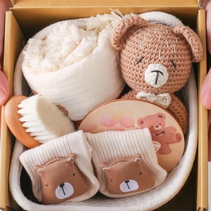 Personalisierte Neugeborenen häkeln Rassel Box, kundenspezifische hölzerne Babyrassel, gravierte häkeln Ring mit Namen für Baby, Babypartygeschenk, Neugeborenen Geschenk