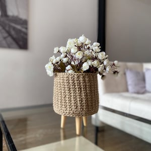 Gehäkelter Jute-Übertopf mit Holzbeinen, rustikale Blumentopfabdeckung, umweltfreundlicher geflochtener Korb, Bauernhaus-Innendekoration, Geschenk für Pflanzenliebhaber