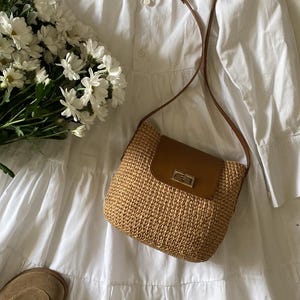 Raffia Umhängetasche – Leichte Sommer Geldbörse mit Lederband | Kleine Boho Tasche für Urlaub, Strand, Stadtbummel & Eco Geschenkidee