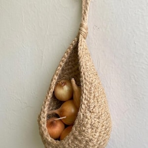 Handgemaakte jute hangende druppelmand, keukenopberger voor aan de muur voor uien en knoflook