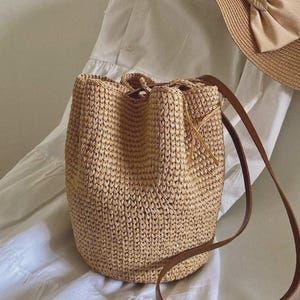 Raffia Bucket Bag – Crochet Summer Crossbody Purse with Leather Strap, Lightweight Boho Bag, Natural Fiber Gift for Her