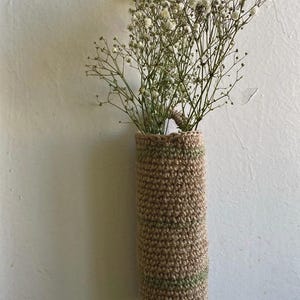 Op de afbeelding: Een set van drie keramische mokken met een gespikkelde, matte afwerking. De mokken zijn in tinten crème, lichtgrijs en donkergrijs. Elke mok heeft een eenvoudig, minimalistisch ontwerp, perfect voor koffie of thee.