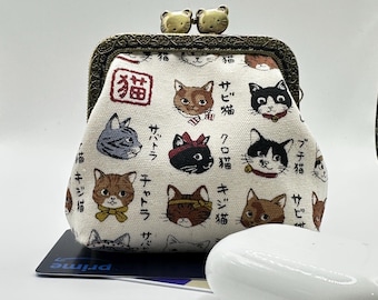 Monedero retro con cierre y estampado Kawaii de gato "diccionario" en color crema, marrón y negro.