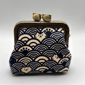 Monedero Kawaii Cat Wave - Azul marino y crema con cierre de beso