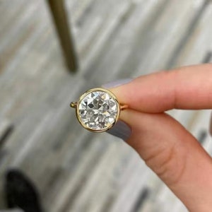 2,75 Ct Bezel Set Okrągły Cięcie Bezbarwny Moissanite Pierścionek zaręczynowy, Koszyk Zestaw Obrączka ślubna, Prosty Pierścionek Rocznicowy, Pierścionek Zaręczynowy Dla Niej