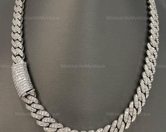 Op de afbeelding: Een zilveren ketting met baguette-geslepen diamanten. De ketting is van het type Cuban link en heeft een sluiting.