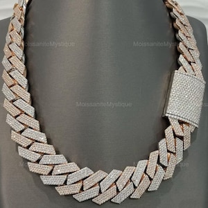 Könnte beinhalten: Eine zweifarbige Goldkette mit einem Diamantenmuster in Krappenfassung. Die Kette ist aus Weiß- und Roségold gefertigt und verfügt über einen sicheren Verschluss.