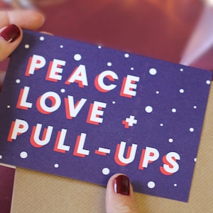 Fitnessstudio Weihnachtskarte - Peace Love Pull Ups - CrossFit - Gymnastik Fitness Bootcamp Hit - Starker Mädchenclub-Gym-Buddy CrossFitter