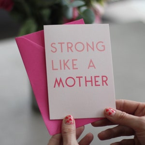 Strong Like A Mother-Grußkarte – Neues Baby, Mama-Geburtstag, weibliches Fitness-Gewichtheben – Strong Girls Club, Küken, die heben, Motivation