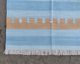 MAGAZIJNOPRUIMING Blauw en beige torenvormig tapijt