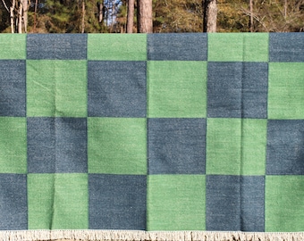 Plat geweven wollen vloerkleed, natuurlijk plantaardig geverfd, blauwe en groene Indiase dhurrie, kelim
