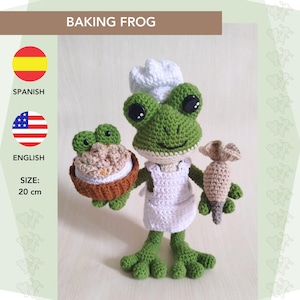 Puede incluir: Una rana de crochet verde con un gorro de chef blanco sostiene un tazón marrón con un postre de crochet dentro y una zanahoria de crochet beige. La rana lleva un delantal blanco. La rana mide 20 cm de alto.
