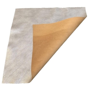 Peut inclure: Un morceau de tissu en daim brun clair avec un dos blanc. Le daim est plié pour montrer le dos blanc.