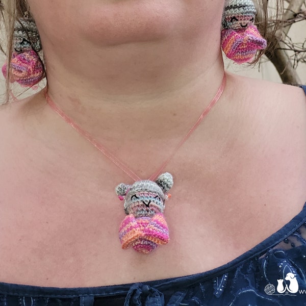 Collier Kokeshi Crocheté à la Main en France - Doux, Léger, et Coloré ! Ajoutez une Touche Kawaï à Votre Style Quotidien