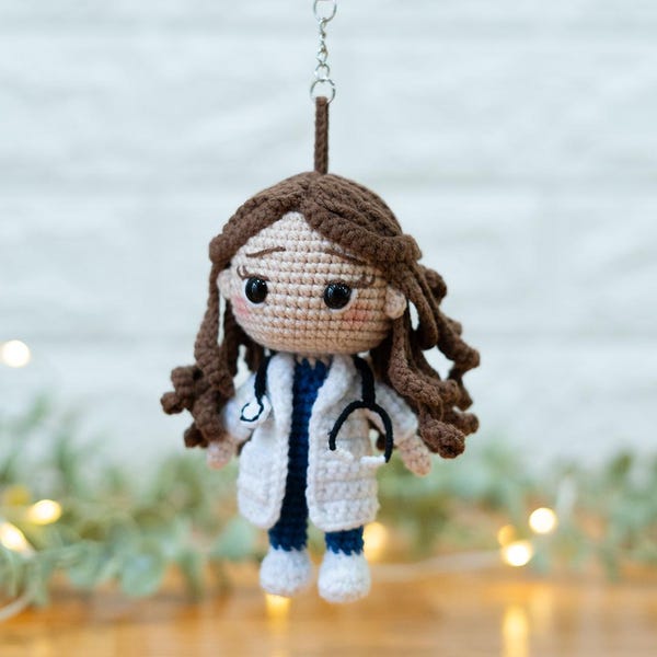 かわいいお医者さんの女の子のかぎ針編みパターンPDF - ナースあみぐるみキーホルダー - すぐにダウンロード