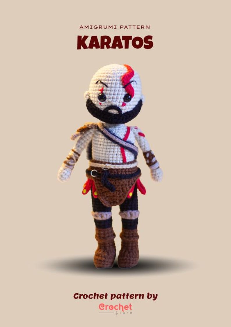 Pode incluir: Boneca amigurumi de croch&ecirc; de Kratos, personagem do videogame God of War. A boneca tem uma cabe&ccedil;a branca com uma faixa vermelha, barba preta e est&aacute; vestindo roupas marrons e pretas. O texto "AMIGURUMI PATTERN KARATOS" est&aacute; no topo.