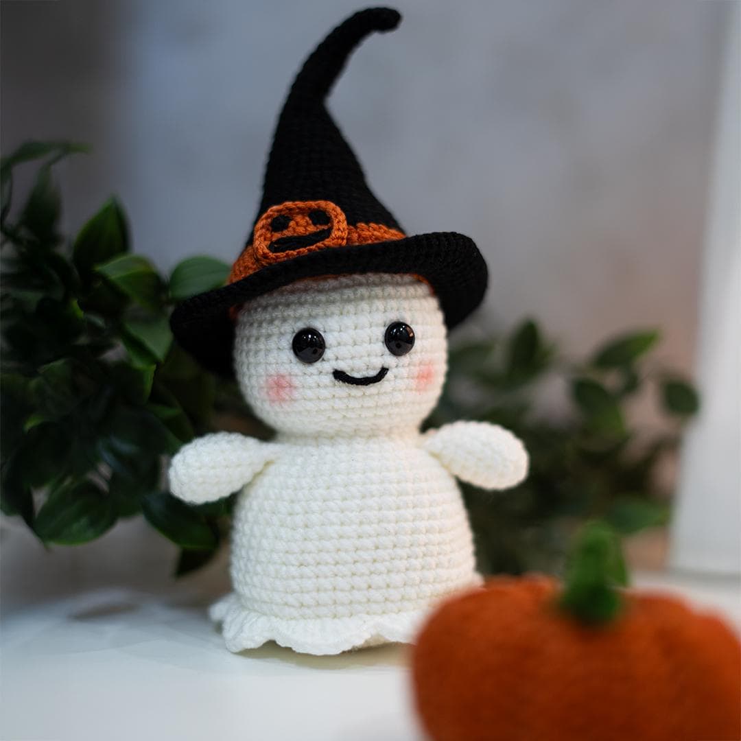 40 Crochet Witchy Stuff Patterns with Hats, Bats, and Ghosts 26 Cute Ghost Adorable Ghost with Witch Hat & Pumpkin