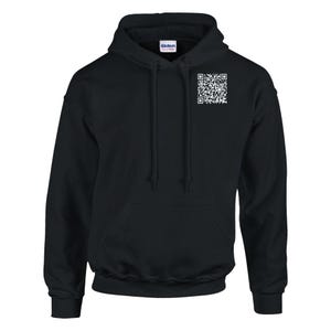 Puede incluir: Sudadera con capucha negra con un código QR blanco en la parte delantera.