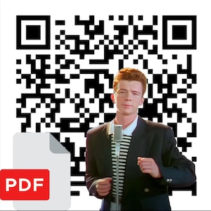 Puede incluir: Imagen que presenta un código QR, un hombre con una blazer negra sobre una camisa a rayas y un icono PDF. El hombre sostiene un micrófono. El icono PDF tiene la palabra "PDF" en rojo.