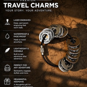 Puede incluir: Un conjunto de dijes de viaje circulares de metal plateado grabados con nombres de ciudades y países, ensartados en un cordón negro con un cierre metálico. El texto incluye 'Wander often, wonder always', 'Prague', 'Austria', 'Italy' y 'Pompeii'.