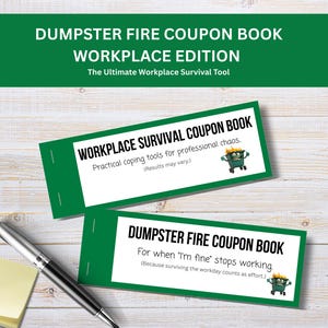 以下が含まれることがあります： 「Dumpster Fire Coupon Book Workplace Edition」と「Workplace Survival Coupon Book」というタイトルの、ユーモラスなテキストとイラストが描かれた、緑と白の2冊のクーポンブック。木製の表面には、ペンと付箋もあります。