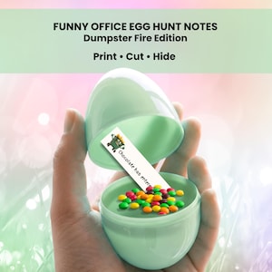Puede incluir: Un huevo de Pascua de plástico verde claro se sostiene abierto, revelando caramelos coloridos y una nota que dice "Chocolate has entered". El texto "FUNNY OFFICE EGG HUNT NOTES" está en la parte superior.