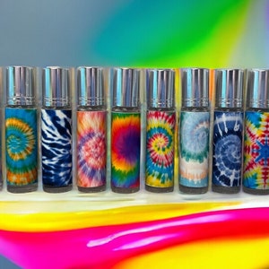 Peut inclure: Un ensemble de 14 flacons à bille avec des motifs tie-dye. Les flacons sont argentés avec du verre transparent et présentent une variété de motifs tie-dye colorés.