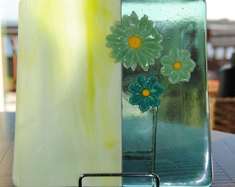 Handgemaakte plaat van gesmolten glas: groene bloemen, turkoois accent