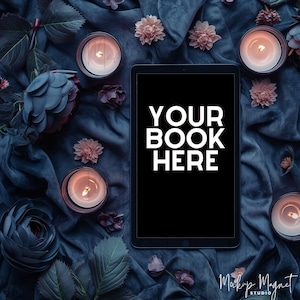 Romans eBook Mockup Flatlay w Fiolecie | Romantyczny Bookstagram Canva Szablon | iPad lub Kindle Book Instagram | Blogger lub Autor Post Społecznościowy