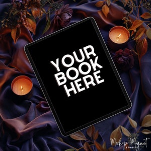 Romans eBook Mockup Flatlay w Fiolecie | Romantyczny Bookstagram Canva Szablon | iPad lub Kindle Book Instagram | Blogger lub Autor Post Społecznościowy