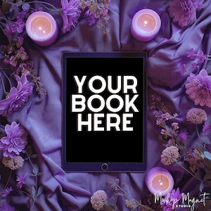 Romans eBook Mockup Flatlay w Fiolecie | Romantyczny Bookstagram Canva Szablon | iPad lub Kindle Book Instagram | Blogger lub Autor Post Społecznościowy
