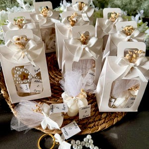 Geschenktüte mit Mandel Süßigkeiten, Stern Schlüsselbund und Kerze verziertes personalisiertes Geschenk