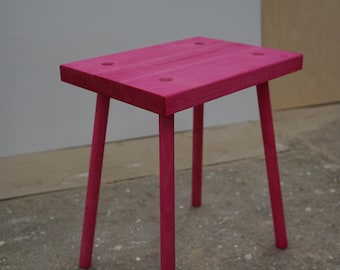 Hocker aus Ahorn in Pink