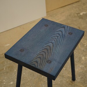 Hocker aus Eschen Holz in Blau Bild 3