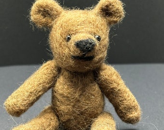 Petit ours en peluche articulé